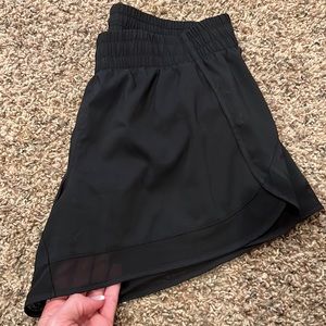 Athleta Mesh Racer Run 4" shorts